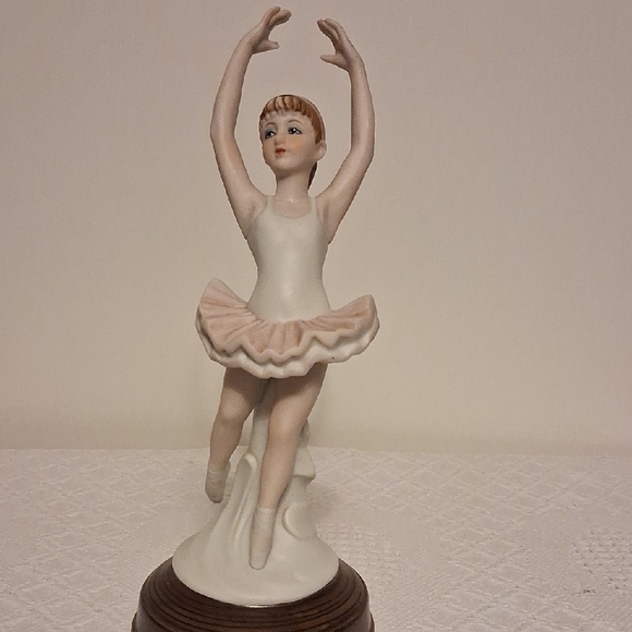 Elegant Porcelain ✨💃  Ballerina Music box Figurine in Cream and Pink - Picture 10 of 15